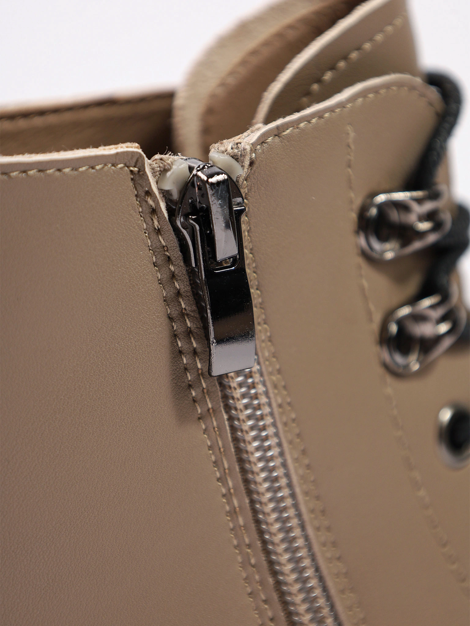 Ботинки-дерби бежевого цвета из натуральной кожи